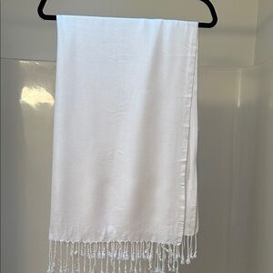 White scarf/wrap Acrylic and viscose.